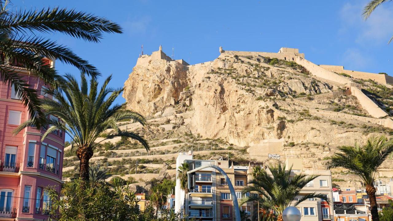 Stylish & Spacious Family Apartment Near Beach & Vibrant Historic Market Alicante Exterior photo